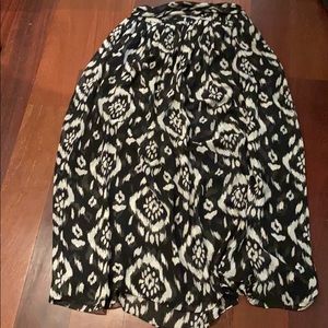 Black and white okay Vince Camuto skirt size 4